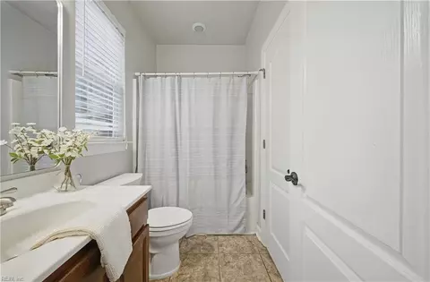Entry Way - 145 Sinclair Ln, Chesapeake, VA 23322 photo 3 of 7