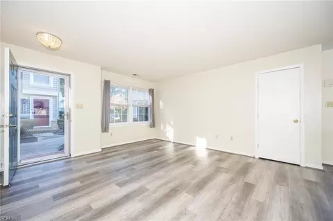 Living - 321 Wimbldon Chs Chase #E, Chesapeake, VA 23320 photo 6 of 6
