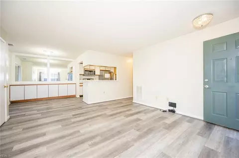 Living - 321 Wimbldon Chs Chase #E, Chesapeake, VA 23320 photo 4 of 6