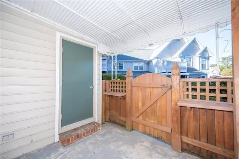 Exterior - 321 Wimbldon Chs Chase #E, Chesapeake, VA 23320 photo 6 of 10