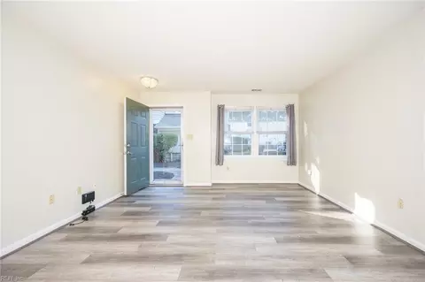 Living - 321 Wimbldon Chs Chase #E, Chesapeake, VA 23320 photo 5 of 6