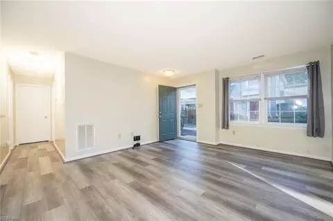 Living - 321 Wimbldon Chs Chase #E, Chesapeake, VA 23320 photo 2 of 6