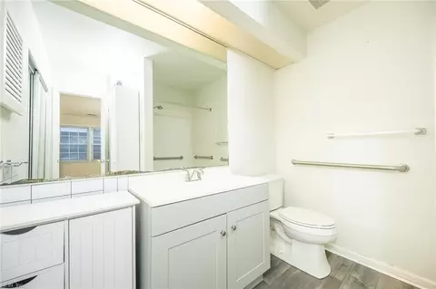Bath - 321 Wimbldon Chs Chase #E, Chesapeake, VA 23320 photo 2 of 4