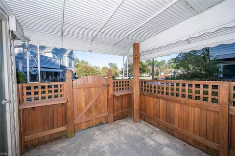 Exterior - 321 Wimbldon Chs Chase #E, Chesapeake, VA 23320 photo 4 of 10