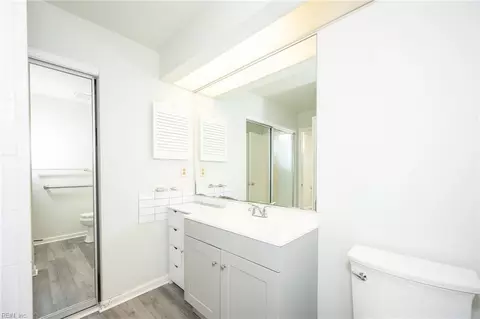 Bath - 321 Wimbldon Chs Chase #E, Chesapeake, VA 23320 photo 1 of 4