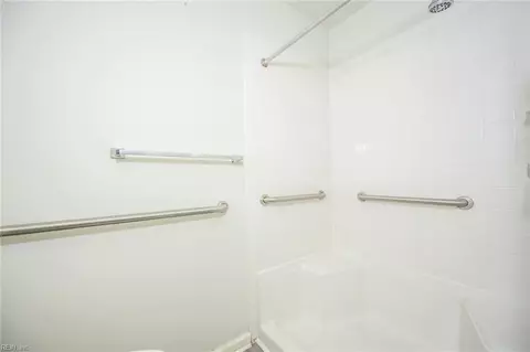 Bath - 321 Wimbldon Chs Chase #E, Chesapeake, VA 23320 photo 3 of 4