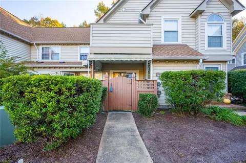 Exterior - 321 Wimbldon Chs Chase #E, Chesapeake, VA 23320 photo 7 of 10