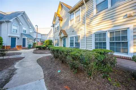Exterior - 321 Wimbldon Chs Chase #E, Chesapeake, VA 23320 photo 10 of 10