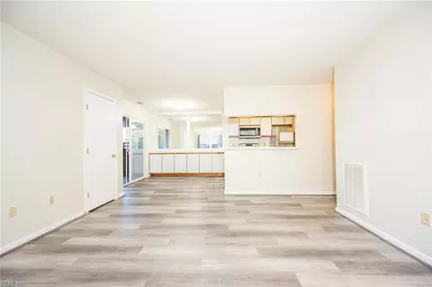 Living - 321 Wimbldon Chs Chase #E, Chesapeake, VA 23320 photo 3 of 6