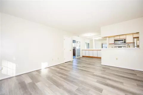 Living - 321 Wimbldon Chs Chase #E, Chesapeake, VA 23320 photo 1 of 6