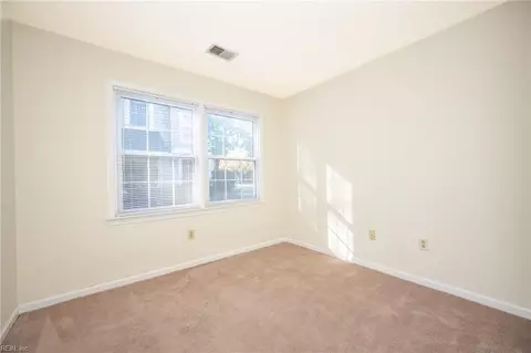 Bedroom - 321 Wimbldon Chs Chase #E, Chesapeake, VA 23320 photo 2 of 6