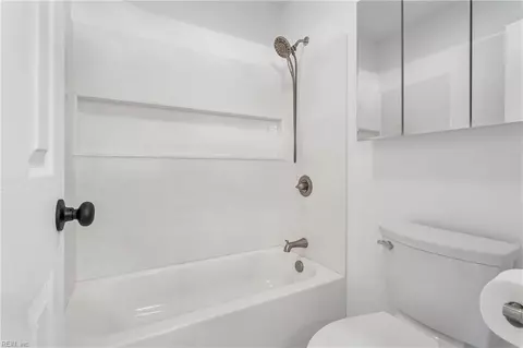 Bath - 39 Glascow Way, Hampton, VA 23669 photo 3 of 3