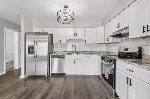 Kitchen - 39 Glascow Way, Hampton, VA 23669 photo 2 of 4
