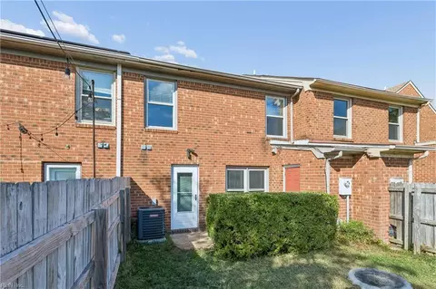 Exterior - 39 Glascow Way, Hampton, VA 23669 photo 11 of 12