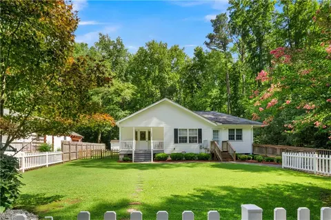 145 Maple Ave, Mathews, VA 23109