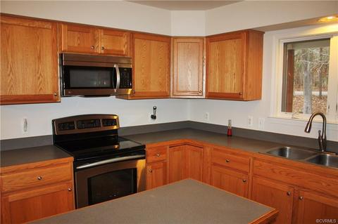 427 Point Dr, Bumpass, VA 23024 photo 6