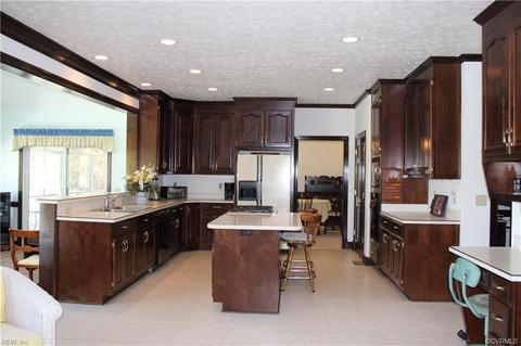 8111 Robins Neck Rd, Gloucester, VA 23061 photo 2