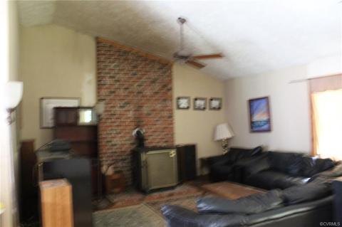 209 Johnsons Mill Ln, Bumpass, VA 23024 photo 4