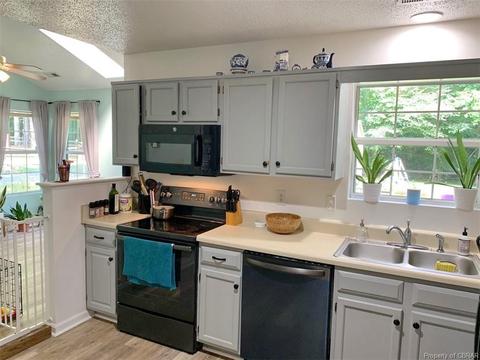 8382 Kitchener Dr, Gloucester, VA 23061 photo 5