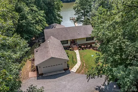 279 Peake Rd, Weems, VA 22576 photo 3