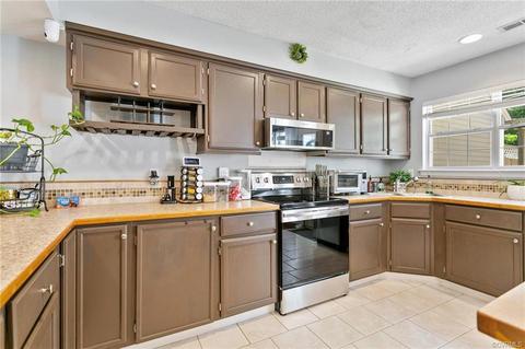 172 Corwin Cir, Hampton, VA 23666 photo 1
