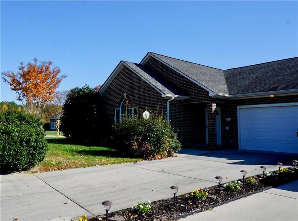 201 Cobblestone Dr, Hopewell, VA 23860 26 Photos MLS 2134184 Movoto