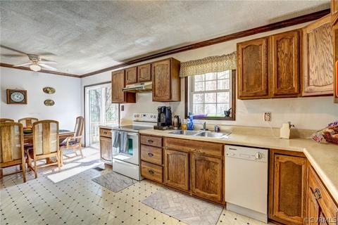 4696 E Grey Fox Cir, Gum Spring, VA 23065 photo 8