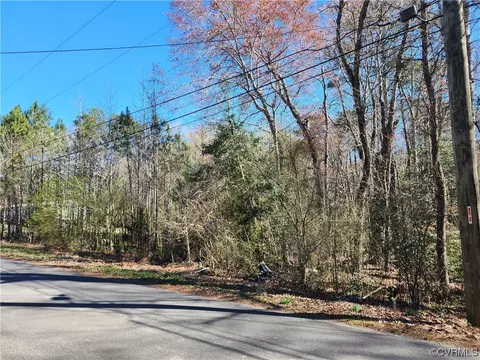 225 Pine St, Wakefield, VA 23888