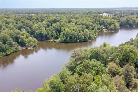 7129 Lakeshore Dr, Quinton, VA 23141