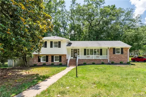 228 Homestead Dr, Colonial Heights, VA 23834