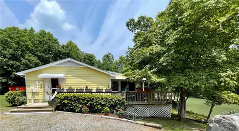 594 Long Point Ln, Topping, VA 23169
