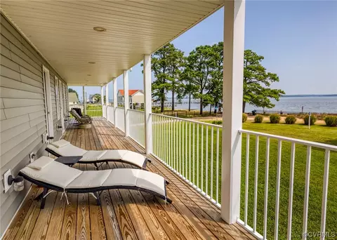 124 River Ln, Dunnsville, VA 22454