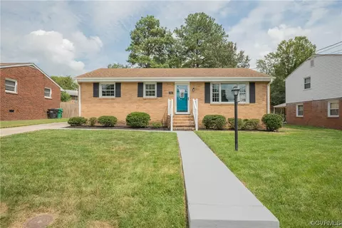 606 Old Town Dr, Colonial Heights, VA 23834
