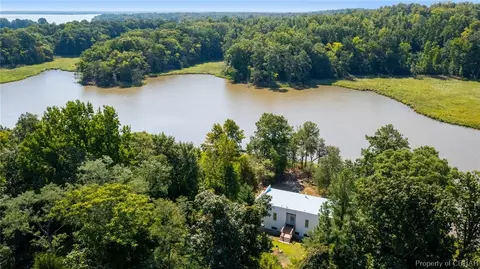 580 Bay Pointe Dr, Montross, VA 22520