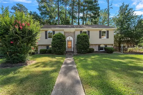 401 Nottingham Dr, Colonial Heights, VA 23834