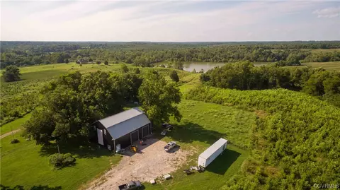 2376 Hungarytown Rd, Blackstone, VA 23824