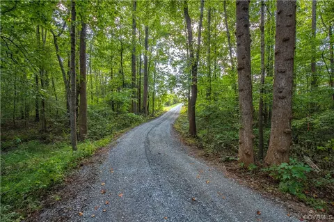 10516 Cross County Rd, Mineral, VA 23117