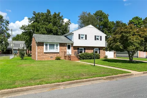 1202 Duke Of Gloucester St, Colonial Heights, VA 23834