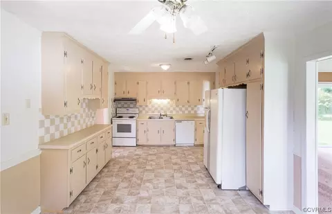 5812 Sutherland Dr, Sutherland, VA 23885 photo 6