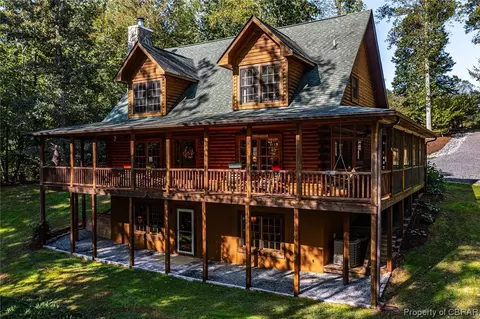 206 Shoreline Dr, Warsaw, VA 22572