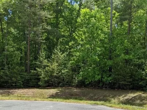 2 Henley Frk, Essex, VA 22560