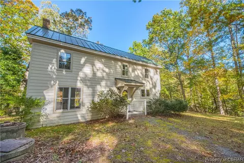 452 Peake Rd, Weems, VA 22576