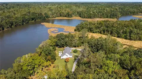 527 Woodmont Ln, Warsaw, VA 22572