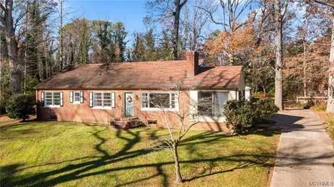 69 Bellevue Rd, Kilmarnock, VA 22482