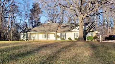 1900 Price Dr, Farmville, VA 23901