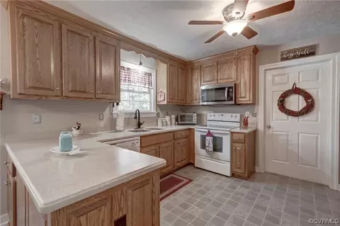 Kitchen - 104 Pine Haven Rd, Aylett, VA 23009 photo 2 of 5