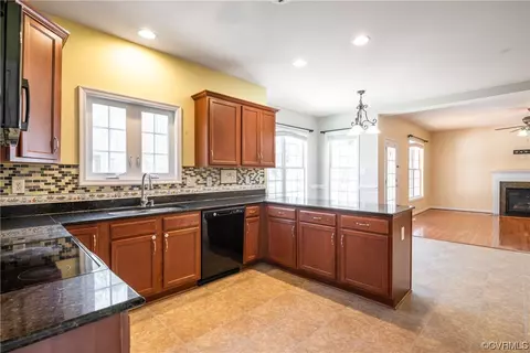 Kitchen - 243 Wallingham Dr, Midlothian, VA 23114 photo 2 of 4