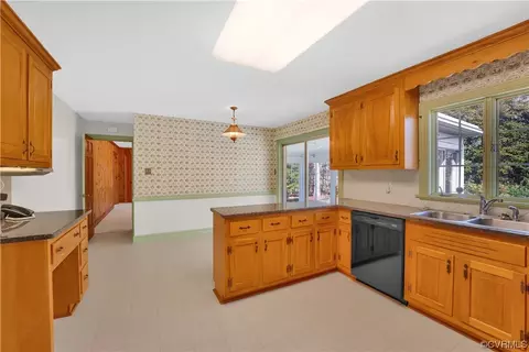 Kitchen - 13400 W Salisbury Rd, Midlothian, VA 23113 photo 2 of 5