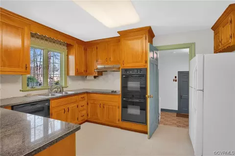 Kitchen - 13400 W Salisbury Rd, Midlothian, VA 23113 photo 3 of 5