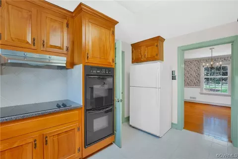 Kitchen - 13400 W Salisbury Rd, Midlothian, VA 23113 photo 4 of 5